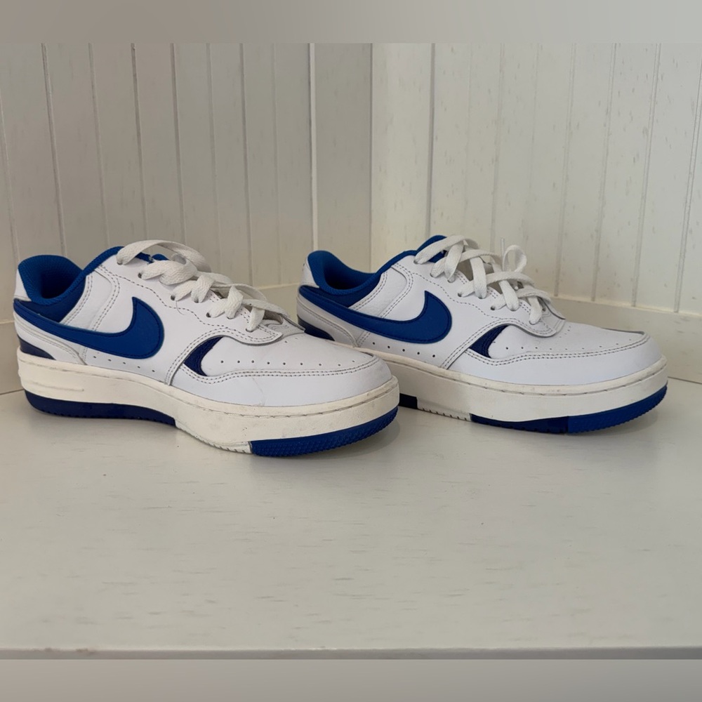 Nike Gamma Force sneakers in white & blue. Size 7.5